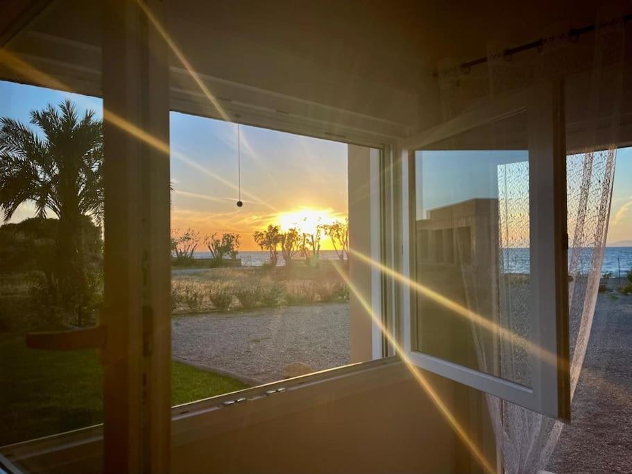 Lambou Beach Sunset Soroni Ngoại thất bức ảnh