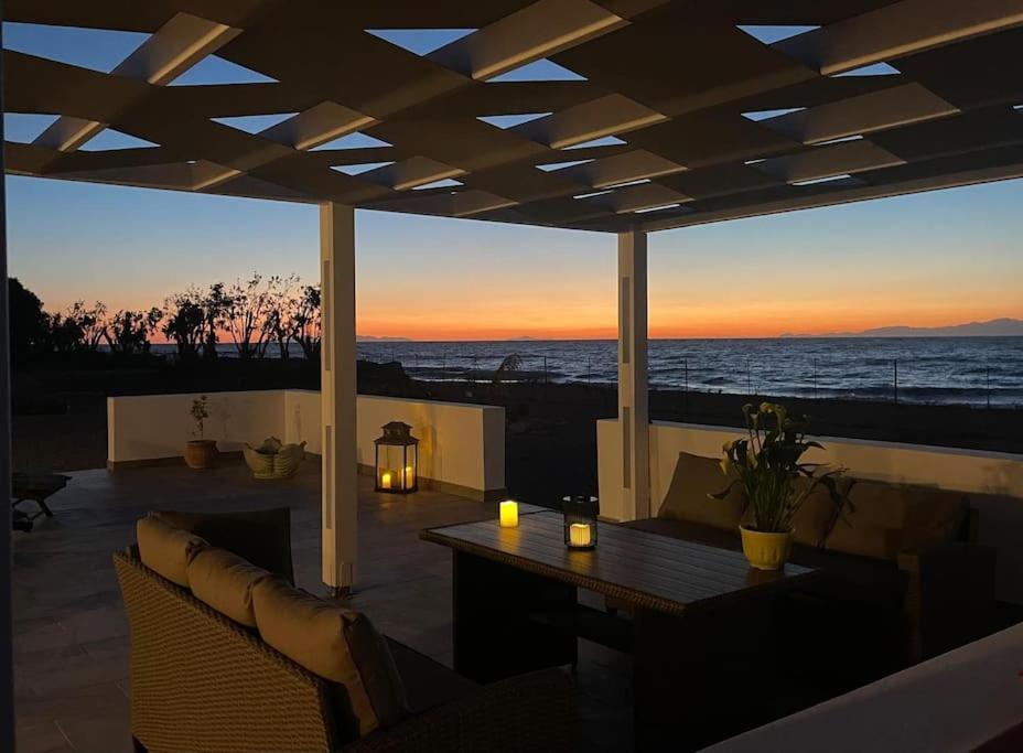 Lambou Beach Sunset Soroni Ngoại thất bức ảnh