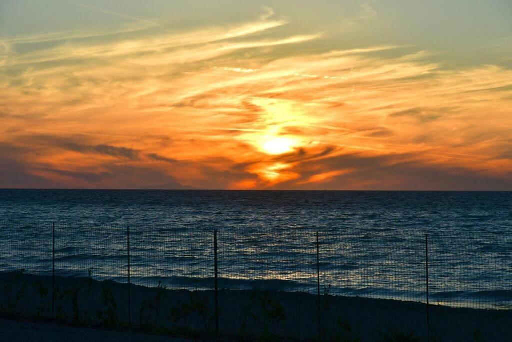 Lambou Beach Sunset Soroni Ngoại thất bức ảnh