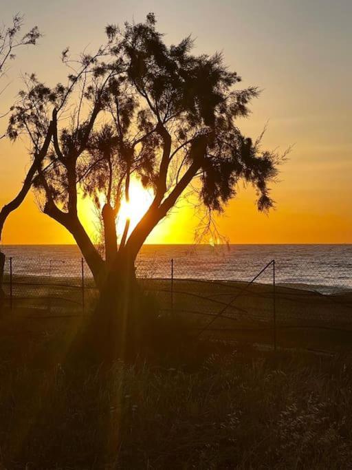 Lambou Beach Sunset Soroni Ngoại thất bức ảnh