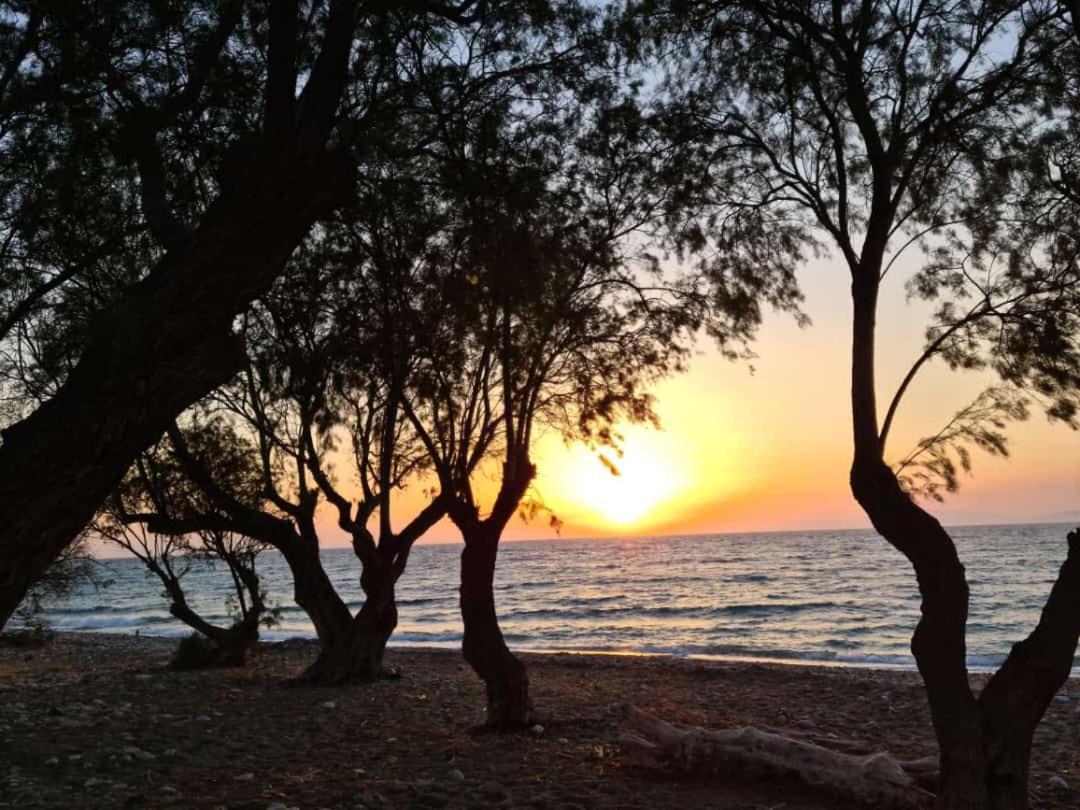 Lambou Beach Sunset Soroni Ngoại thất bức ảnh