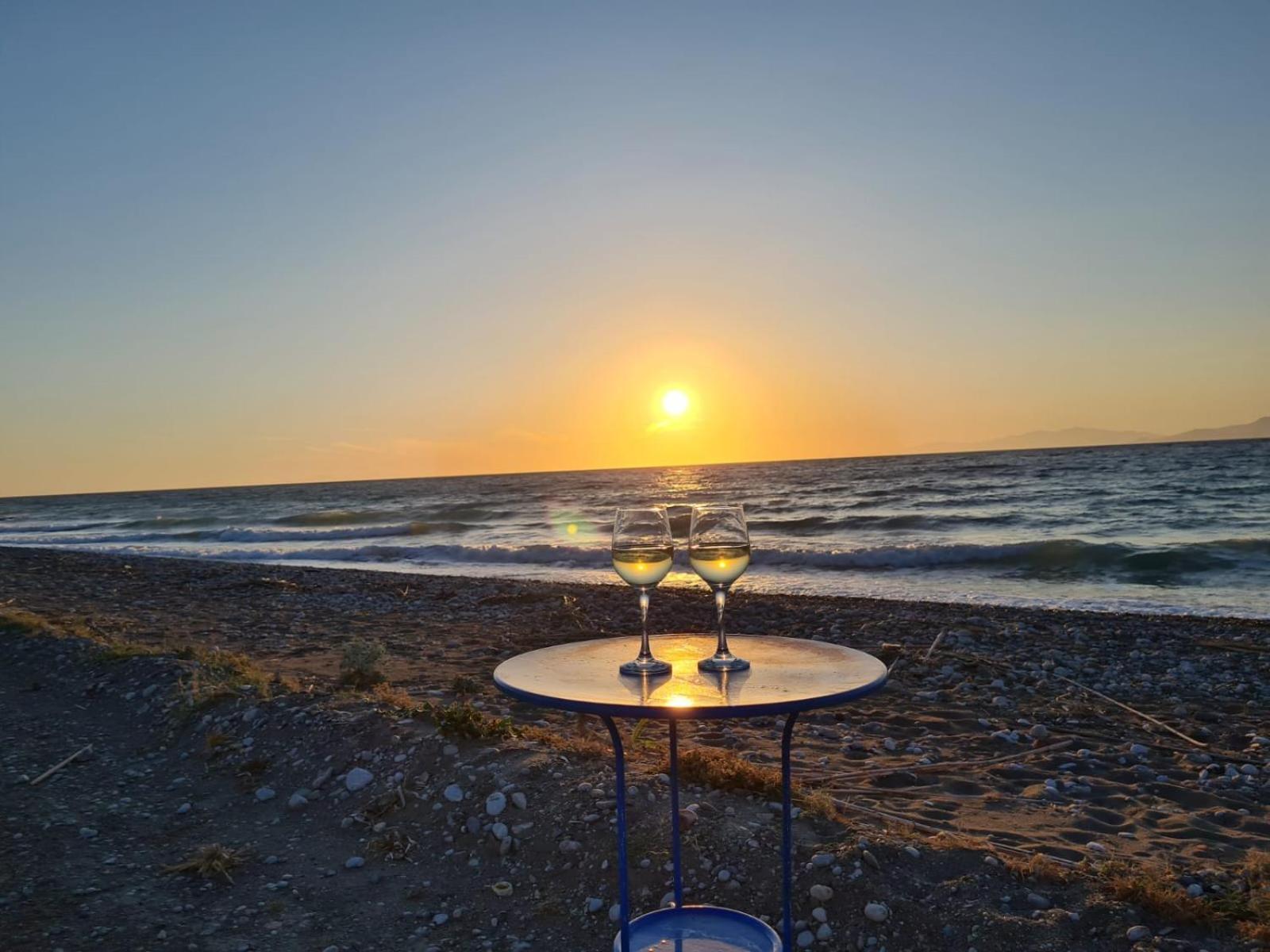 Lambou Beach Sunset Soroni Ngoại thất bức ảnh