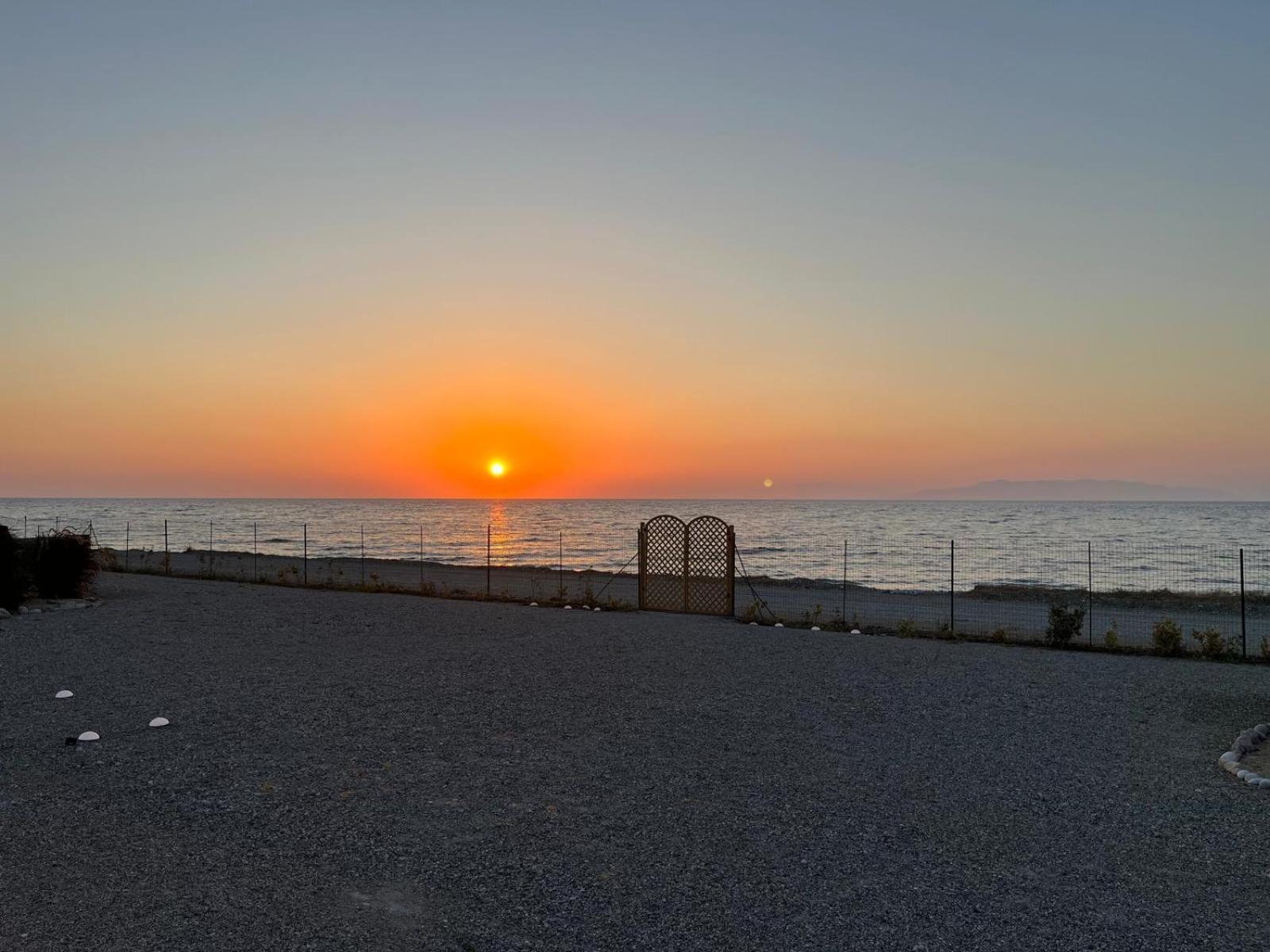 Lambou Beach Sunset Soroni Ngoại thất bức ảnh