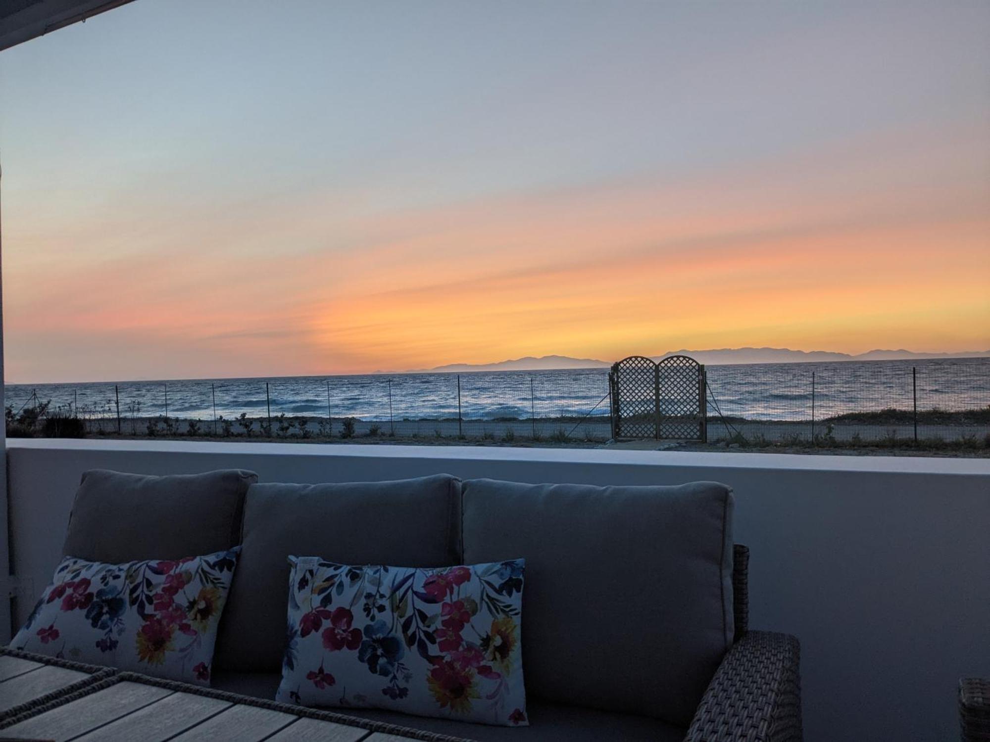 Lambou Beach Sunset Soroni Ngoại thất bức ảnh